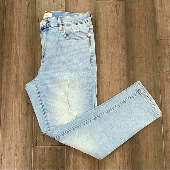 GAP- Mid Rise Best Girlfriend Jeans - Picture 2 of 10